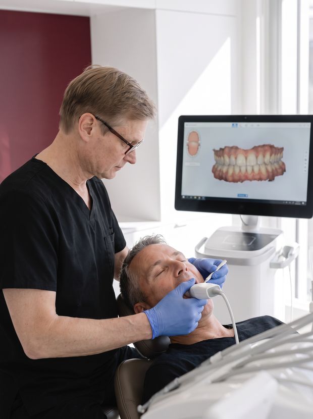 Il dentista esegue una scansione intraorale, sul monitor il modello digitale dei denti, immagine illustrativa