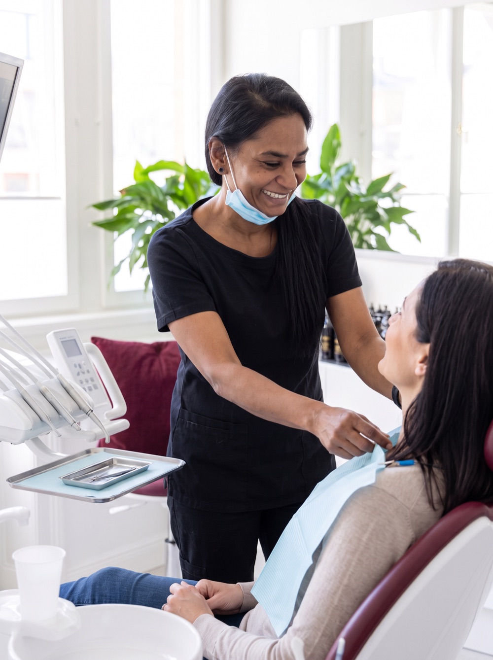Patrizia, assistente dentale, prepara una paziente al trattamento